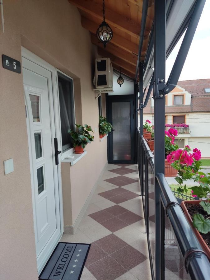 Apartmani Sladjana Новий Сад Екстер'єр фото